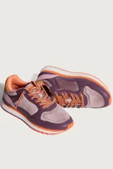 Zapatillas Hoff modelo Istambul, con base blanca y detalles en violeta, lila, naranja y beige.