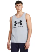 Musculosa deportiva Under Armour de corte clásico, color gris melange con el logo de la marca estampado en negro en el frente.