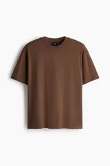 Remera de algodón color marrón, con cuello redondo y diseño de corte relajado con hombros caídos.