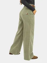 Pantalón de pana elastizada color verde, de corte recto y tiro alto, con bolsillos traseros y trabillas para cinturón.