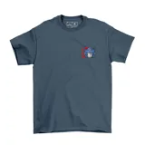 Remera de algodón color azul grisáceo, con cuello redondo y mangas cortas. Presenta un estampado pequeño en el pecho con la cabeza de Optimus Prime y caracteres japoneses sobre un fondo cuadrado rojo.