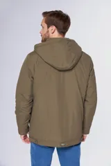 Campera verde militar resistente al agua, con capucha desmontable, bolsillos frontales con solapa, cierre metálico y botones a presión personalizados, además de logo bordado en el pecho.