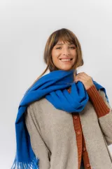 Bufanda tejida de textura suave y liviana, con terminación de flecos en los extremos.