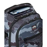 Mochila Rip Curl modelo F-Light Posse de 35 litros, con estampado de montañas en tonos grises y negros. Cuenta con múltiples compartimentos organizadores, panel frontal y trasero de EVA moldeado para mayor protección y comodidad, compartimento para portátil, bolsillo isotérmico para botella y correas para patines.