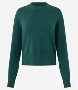 Suéter de punto con corte boxy, cuello redondo y mangas largas. Presenta acabado canelado en cuello, puños y bajo, con una caída cómoda y moderna.