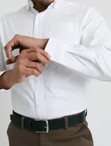 Camisa de tejido Oxford con cuello button-down, manga larga y bolsillo frontal. Presenta botones al tono y un corte clásico.