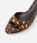 Sandalia tipo mule Satinato con estampado animal print y acabado en pelo corto. Presenta punta redondeada, tacón bajo fino y estructura abierta en el talón.