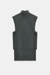 Chaleco de punto confeccionado en mezcla de lana, con cuello subido, diseño sin mangas y aberturas laterales con detalle de lazos.