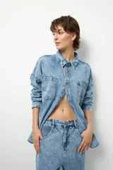 Sobrecamisa celeste de denim con efecto lavado, de manga larga y corte holgado.