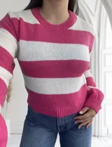 Sweater tejido de punto con rayas horizontales anchas color fucsia y blanco, de corte clásico y cuello redondo.