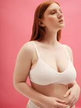 Soutien triángulo negro de lycra ECO con copa doble tela, relleno removible y breteles regulables.