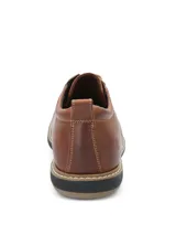 Zapato casual Hush Puppies modelo Bolo, confeccionado en cuero color marrón con costuras a la vista. Presenta cierre mediante cordones, interior forrado y suela de EVA flexible con diseño ergonómico.