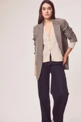 Blazer oversize con estampado de cuadros en tonos marrones y beige.