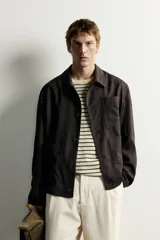 Sobrecamisa de corte relaxed fit confeccionada en tejido con mezcla de lana. Cuenta con cuello solapa, manga larga, bolsillos de parche en pecho y cadera, y cierre frontal con botones.