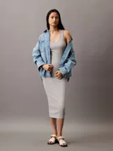 Vestido midi gris de algodón y elastano, sin mangas y con escote redondo.