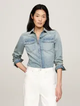 Camisa de denim celeste de manga larga con dos bolsillos en el pecho con cierre de botón.