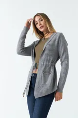 Saco gris de tejido con textura a cuadros y calce relajado. Tiene cintura ajustable con cordón interno y dos bolsillos frontales.