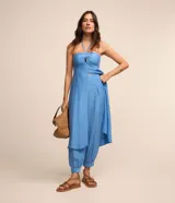 Pantalón aladín Marfinno de crepé celeste, con diseño sin estampa, recorte cruzado en la cintura, pliegues y puños ajustados en los tobillos.