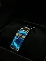 Reloj Rolex Submariner "Batman" con bisel giratorio unidireccional negro y azul, esfera negra con índices luminiscentes, lupa sobre la ventana de fecha y malla de acero inoxidable.