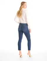 Jean skinny de tiro medio, color azul clásico, con cierre frontal y botón metálico. Cuenta con bolsillos laterales y traseros, y pasadores para cinturón en la cintura.