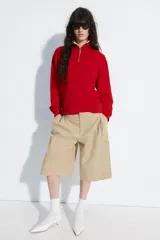 Bermuda larga cargo de color beige, confeccionada en mezcla de algodón. Cuenta con tiro medio, cintura con trabillas, pinzas en el delantero y bolsillos estilo cargo en las piernas.