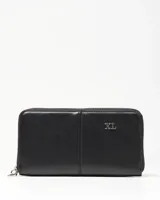 Billetera tipo fichero XL Extra Large de color negro, confeccionada en símil cuero con cierre perimetral y aplicación metálica con el logo de la marca.