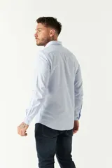 Camisa celeste de algodón con corte slim fit y logo bordado en el pecho.