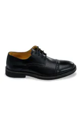 Zapato de vestir tipo oxford con cordones, confeccionado en cuero negro con detalles de costura tipo brogue en la puntera y laterales. Cuenta con suela robusta y forro interior en color contrastante.
