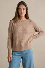Sweater de tejido de punto en color beige melange, con cuello redondo, mangas largas y puños y ruedo acanalados.