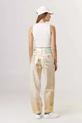 Pantalón de jean corte regular con acabado metalizado plateado, diseño de cinco bolsillos y cierre frontal con botón y cremallera.