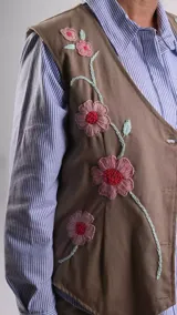 Chaleco reversible de acrocel de algodón, color marrón, con botones de madera y detalles bordados a mano de flores con tallos.