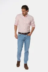 Pantalón de jean skinny celeste con spandex, tiro medio y corte ajustado.