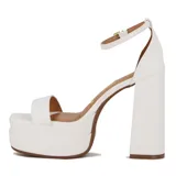 Sandalia de plataforma alta color blanco, con tira ancha en la parte delantera del pie y tira fina ajustable con hebilla en el tobillo. Posee taco ancho y alto.