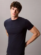 Remera de manga corta Calvin Klein con corte slim, cuello redondo y logo bordado pequeño en el pecho.