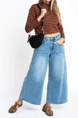 Polera de manga larga, corte ajustado al cuerpo, con cuello alto. Presenta un estampado de rayas horizontales en tonos marrón camel y azul marino.