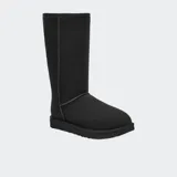Botas UGG Classic Tall II de piel de oveja color negro, con forro y plantilla de piel de oveja y suela Treadlite by UGG™ para mayor comodidad.