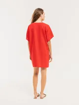 Vestido corto color verde militar, con cuello redondo, mangas cortas y cintura ajustable con cordón.