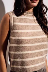 Chaleco de punto con rayas horizontales en tonos beige y blanco, de corte recto y cuello redondo.
