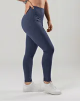 Calza larga tipo chupín de tiro alto, color azul jaspeado. Confeccionada en algodón y lycra opaca, presenta una faja doble tela sin elástico superior para mayor sujeción y comodidad.