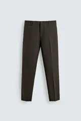 Pantalón de corte regular fit confeccionado en lana de origen italiano. Presenta bolsillos laterales, bolsillo cerillero frontal, bolsillos traseros de vivo y cierre frontal con cremallera y botón.