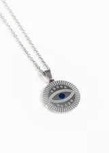 Collar plateado con dije circular de acero quirúrgico con diseño de ojo turco con pupila azul.