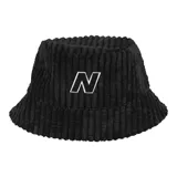 Gorro tipo bucket New Balance color negro de pana con logo "N" bordado en blanco en el frente.