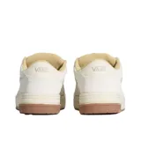 Championes Vans Hylane Vintage, color beige con detalles en blanco y suela de goma marrón. Presentan la franja lateral característica de Vans en tono plateado.