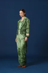 Saco Spencer de mujer, corto y de silueta relajada, con solapas amplias y bolsillos. Cuenta con un estampado estilo paisaje boscoso en tonos beige, gris y marrón, y un parche bordado con la marca en el puño izquierdo.