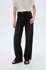 Pantalón jean de tiro alto, corte recto y color negro con efecto acid wash. Presenta bolsillos cargo laterales y bolsillos delanteros clásicos.