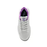 Championes Fila modelo Grand Prix, color blanco con detalles en violeta y turquesa. Presentan un diseño de tenis con suela de goma gris y logo de la marca bordado en el lateral.