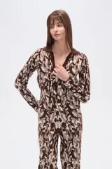 Cárdigan de poliéster con estampado abstracto en tonos marrones y beige, cuello camisero y mangas largas.