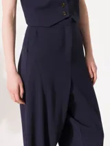 Pantalón azul marino de corte amplio con recortes pespunteados en el delantero y bota angosta.