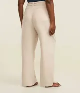 Pantalón recto de sarga color beige, con cierre frontal de botones y cinturón integrado con hebilla carey.