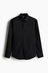 Camisa H&M de manga larga, color negro, con cuello inglés, cierre frontal de botones y corte regular fit.